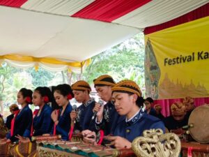 Anak Muda dan Budaya Baru Pamer Outfit