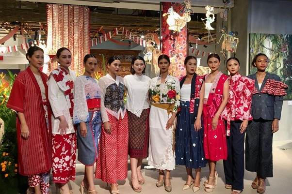 Fashion Lokal Warnai Sarinah Festiloka 2025 Batik Modern dan Kebaya Sashiko Jadi Sorotan
