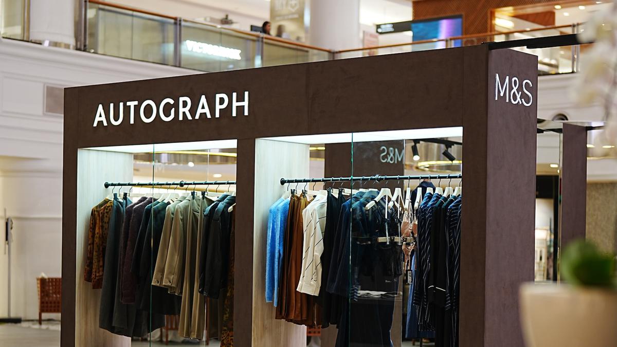 5 Tips Padupadan Stylish untuk Musim Hujan dari Koleksi M&S Autograph AW25
