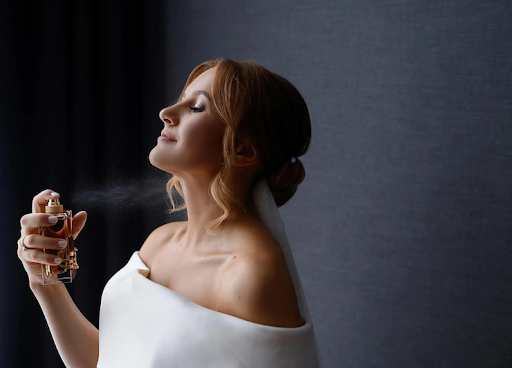 Ingin parfum tahan lama seharian? Pelajari cara tepat memakai parfum agar aromanya menempel lebih lama di tubuh, mulai dari pemakaian setelah mandi hingga penyemprotan di titik nadi. Tips simpel, hasil maksimal!