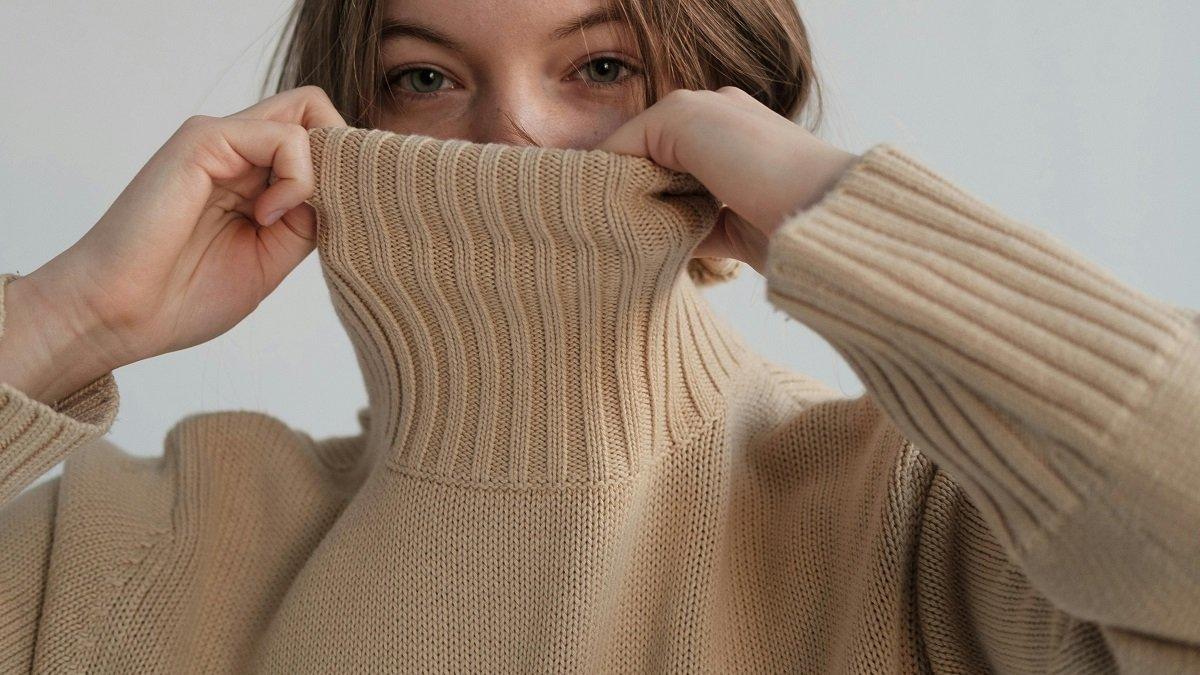 Panduan Memakai Sweater Rajut di Musim Dingin