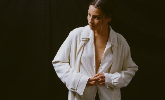 Emily Grey Membawa Inspirasi Louise Nevelson ke Koleksi Musim Semi 2026