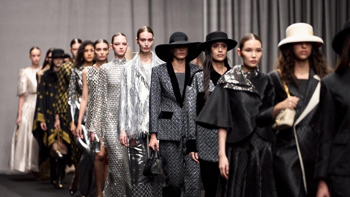 Monokrom Glamour: Potret Koleksi Buttonscarves di Dubai Fashion Week Spring/Summer 2026