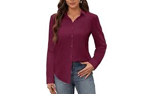 Catherine Zeta-Jones Tampil Elegan dengan Set Burgundy, Tiru Gayanya Mulai $24