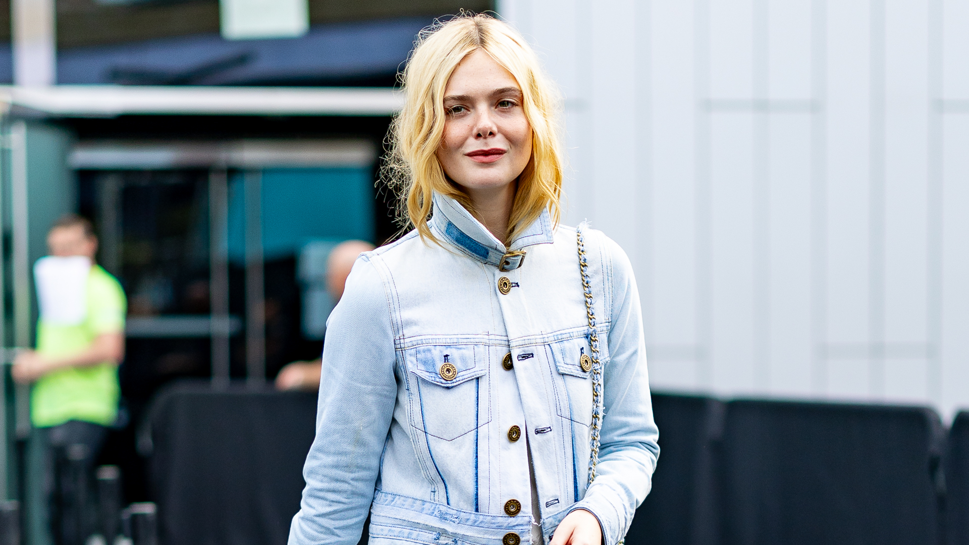 Denim On Denim Elle Fanning: Kombinasi Klasik Bertemu Sentuhan Modern